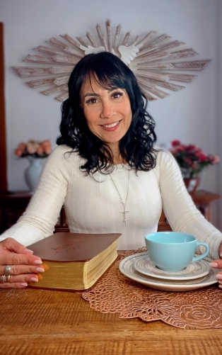 Mesa elegante com Bíblia aberta e flores